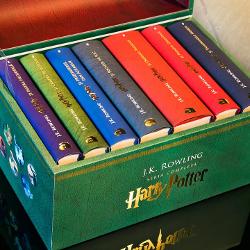 Pachet seria Harry Potter in cufăr de colecție