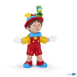 Figurina Papo-Pinochio Figurina Pinochio aduce in universul copiiilor un personaj foarte indragit O jucarie indragita de copii figurina Pinochio atrage prin culorile sale vii Dimensiuneh 85 cm Recomandat 3 ani