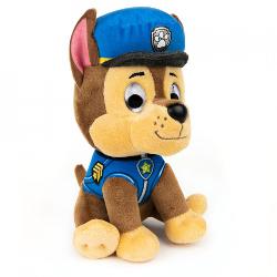 Catelusii curajosi de la Paw Patrol sub forma de animale de plus dragute de la marca GUND sunt gata sa salveze situatia Chase o va aranja Acest ciobanesc german este un lider nascut cu o figura atletica careia ii place sa ia lucrurile in mainile sale Jucaria de plus inalta de 228 cm poarta uniforma sa tipica de politie si un zambet minunat El este un partener excelent pentru fiecare fan Paw Patrol Materialul de plus are 