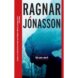 Un nou roman semnat Ragnar JónassonPrimul roman poli&539;ist islandez care apare în lista de bestselleruri Sunday Times„Se caut&259; înv&259;&539;&259;tor la cap&259;tul lumii…”Una e con&537;tient&259; c&259;-i e greu s&259; treac&259; peste sinuciderea tat&259;lui ei venit&259; din senin Î&537;i petrece nop&539;ile bând singur&259; în Reykjavík n&259;p&259;dit&259; de gânduri 