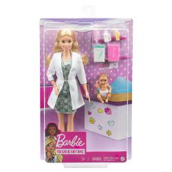Explorati o lume de distractie cu ingrijire cu setul de joaca Barbie pediatru Cand se joaca cu Barbie o fata isi imagineaza tot ce ar putea deveni si daca iti place sa ai grija de bebelusi poti fi pediatru Setul de joaca include papusa Barbie pediatru 304 cm care poarta o rochie draguta cu model de fluturi si un halat alb de doctor si pacientul sau bebelus dragalas care poarta un scutec Setul de joc include de asemenea 6 accesorii pe unele dintre care papusa Barbie pediatru le 