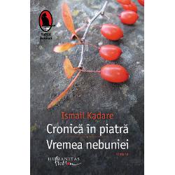 Ismail Kadare este una dintre cele mai puternice voci ale literaturii europene contemporane În 2005 i s-a acordat primul International Man Booker PrizeO medita&355;ie melancolic&259; asupra capriciilor istoriei &351;i a ravagiilor timpului care destram&259; familii &351;i n&259;ruie realit&259;&355;i aparent imuabile Cronic&259; în piatr&259; urm&259;re&351;te destinul unui ora&351; din mun&355;ii Albaniei ale c&259;rui ziduri sunt zguduite de 