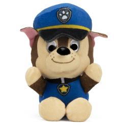 Puii curajosi de la Paw Patrol sub forma de animale de plus dragute de la marca GUND sunt gata sa salveze ziua Jucaria de plus inalta de 8 cm poarta uniforma sa tematica tipica si un zambet foarte larg Este partenerul excelent pentru joaca fiecarui fan Paw Patrol Materialul de plus are o suprafata lavabila si este potrivit pentru copiii de la 1 an Acest pachet contine personajul Chase