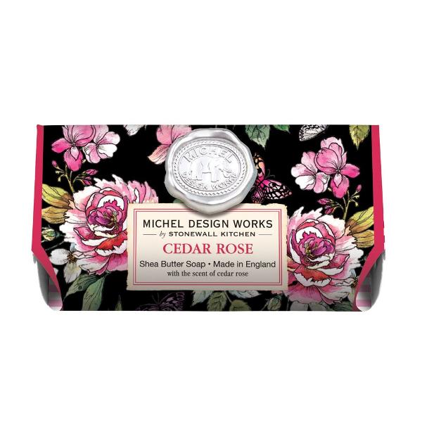 Colec&539;ia noastr&259; de parfum Cedar Rose este o combina&539;ie ame&539;itoare de note citrice florale &537;i de condimente cuplate cu art&259; botanic&259; atr&259;g&259;toare Fabricate în Anglia batoanele noastre mari de s&259;pun de baie 
