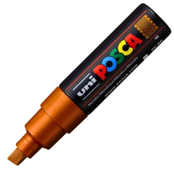 Markerul PC-8K cu varful lat in forma de dalta poate desena curbe clare cu efect de scriere caligrafica sau poate colora suprafete largi Disponibil intr-o gama larga de culori PC-8K este ideal pentru a desena sau colora pe suprafete mari pentru marcaje de tot felul pentru creatii de street art scriere caligrafica sau taguriMarker POSCAMarker pe baza de apa care poate fi folosit pe orice tip de suprafata cum ar fi textile lemn hartie plastic 