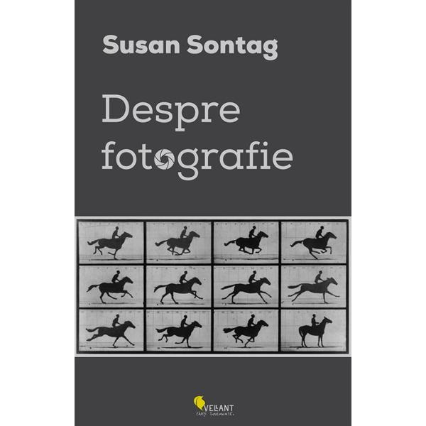 Washington Post consider&259; volumul „o analiz&259; splendid&259; a schimb&259;rilor pe care fotografia le-a generat în felul noastru de a privi lumea &351;i de a ne privi pe noi în&351;ine în ultimii 140 de ani“ Perspectiva critic&259; inovatoare asupra fotografiei propus&259; de Susan Sontag în acest volum pune sub semnul 