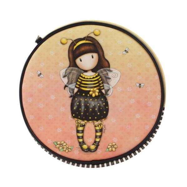 Geanta rotunda Gorjuss Bee Loved - o&160;gentuta practica foarte fashion pentru micuta ta Cu un design special aceasta gentuta ar fi cadoul perfect pentru o vara plina de aventuriDimensiuni 22x22x7 cmExterior 100 PoliuretanCaptuseala 100 Poliester