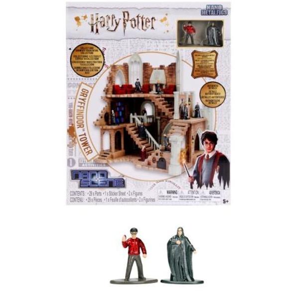 Turnul Gryffindor pentru figurinele coletibile are usi care se pot deschide si multe accesorii Setul contine 2 figurine Harry Potter Snape Montat are urmatoarele dimensiuni 203026 cm