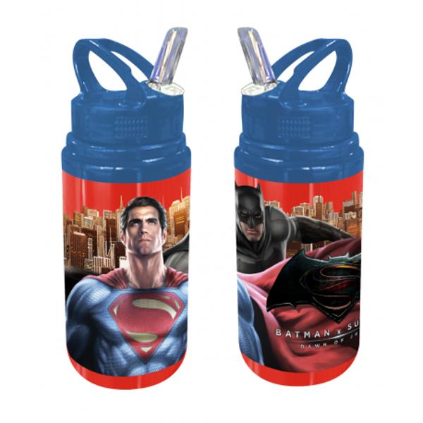 Recipient 500 ml Batman-Superman N este un minunat obiect din care va puteti savura bautura favorita Acest recipient este prevazut cu un maner pentru deget si un pai rabatabil din care puteti sorbi fiecare picatura a recipientului de 500mlDimensiune 75x19x75 cm