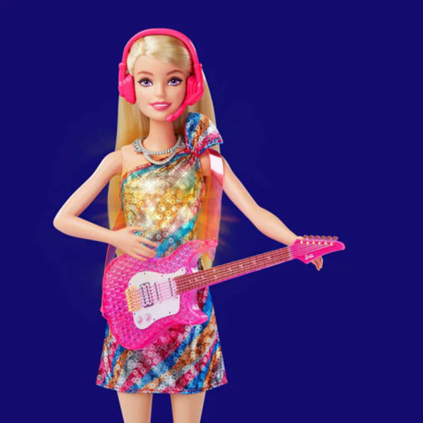 Imaginatiile pot retrai un moment magnific pe scena cu papusa „Malibu” Barbie in tinuta sa distinctiva de spectacol din Barbie Aventuri la New York Gata pentru lumina reflectoarelorCand copiii ridica microfonul papusii Barbie la gura ei muzica va suna rochia ei se va lumina iar ea va „canta” una dintre cele doua melodii originale Cand bratul 