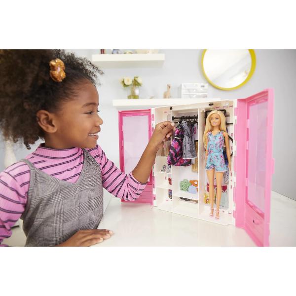Papusa Barbie are o garderoba cum nu s-a mai vazut Acum fetele au la dispozitie dulapiorul cu papusa Barbie ce ofera un loc de depozitare perfect pentru rochitele si accesoriile lor fabuloase Acest dulap este proiectat pentru depozitare portabilitate si multa joaca Asorteaza acum tinuta Barbie pentru a se potrivi cu o poveste apoi incerca o noua tinuta si spune o noua poveste Setul include dulapul papusa Barbie 2 rochii 3 perechi de pantofi 2 coliere 2 posete si 6 