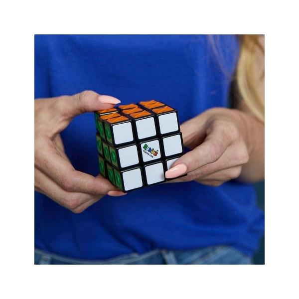 Cubul Rubik clasic 3x3 intr-o versiune conceputa pentru persoanele cu deficiente de vedere care le permite sa se joace datorita semnelor speciale in relief pe fiecare fata a cubului fiecare corespunzand uneia dintre cele 6 culori Scopul jocului este intotdeauna sa rotiti si sa intoarceti fetele cubului pentru a-l rezolvaGreutate 015div 
