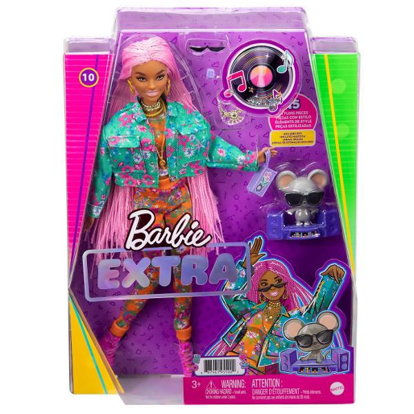 Papusile Barbie Extra etaleaza tinute indraznete si culori vii si iau atitudine Fiecare papusa Barbie are propriul stil jucaus si exagerat Iar animalele lor de companie fiecare diferit si adorabil au si ele o personalitate puternicaBarbie Extra permite copiilor sa exploreze exprimarea de sine prin stil si ofera o experienta de moda si stilizare captivanta cu papusi articulateFiecare papusa reprezinta distractie cu moda cu sclipici ursuleti gumati emoji si par 