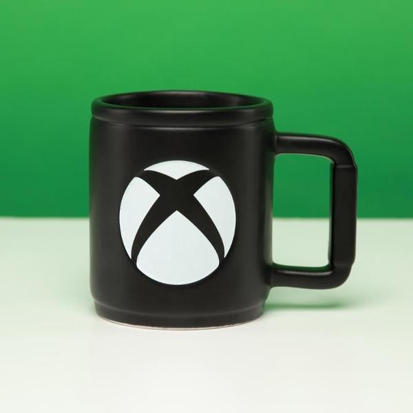 Cana personalizata Xbox din ceramica 350 ml produs licentiatUn cadou grozav pentru jucatori si iubitori de jocuri video pe consola in special pentru fani Xbox Aceasta cana este realizata din ceramica neagra si design cu logo-ul Xbox 3DEste un produs oficial cu licenta Xbox cu o capacitate de aproximativ 350 ml designul negru aducand cu consola Xbox One si prezinta simbolul X al consolei in partea frontala si logo-ul pe partea laterala a maneruluiAceasta cana 