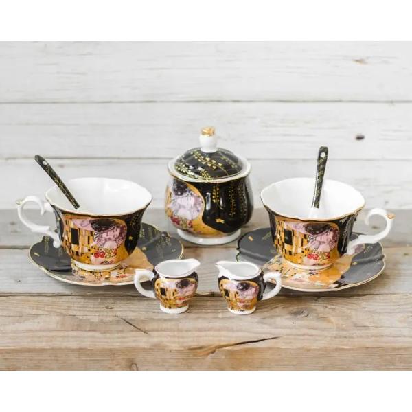 Set de ceramica pentru ceai sau cafea Gustav Klimt - Kiss 4243Setul include 2 cani cu farfurioara si lingurite un recipient cu capac pentru zahar si 2 cescute pentru lapteDimensiuniCana 13x75x10 cmLungura 25x13 cmCana pentru lapte 6x5x45 cmZaharnita 9x12 cm