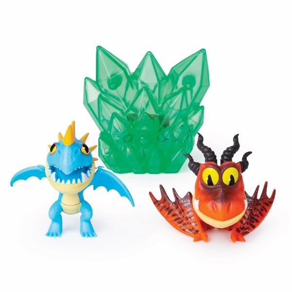 Cate doua personaje preferate din filmul Cum sa-ti antrenezi dragonul 3 Apasati butonul de pe partea laterala a cristalului pentru a activa lumina UV Du-l la dragon pentru a vedea ca desenele sale bioluminescente apar magic Mini dragoni sunt potriviti pentru mana sau buzunar astfel incat sa le puteti lua cu dvs peste tot Colectati doi dragoni diferiti in fiecare set si un cristal din spate care vine in mai multe culori diferite