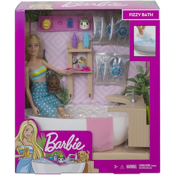 Papusa Barbie stie ca pentru a se mentine in cea mai buna forma are nevoie de momente de rasfat si relaxare Acest set de joaca ne prezinta una dintre modalitatile sale preferate de a isi petrece timpul liber o baie calda cu multa multa spuma Include papusa Barbie un catelus o cada cu hidromasaj si multe accesorii ce iti permit sa pui in scena tot ceea ce iti doresti Pur si simplu umple cada cu apa aseaza papusa Barbie in interior si adauga unul dintre cele 5 plicuri incluse pentru a 