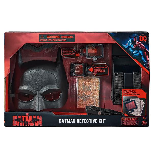 Apara orasul Gotham cu trusa pentru detectivi a lui BatmanAcest set interactiv de jocuri de rol de detectiv are tot de ce ai nevoie pentru a deveni cel mai mare detectiv din orasul Gotham - cu o masca Batman centura utilitara geanta de detectiv carduri cu indicii si multe altele Pastreaza cardurile cu probe in siguranta in geanta de detectiv Ataseaz-o la centura ta utilitara pune-ti masca de Batman si esti gata de start Acest set plin de actiune iti va transforma toate visele 