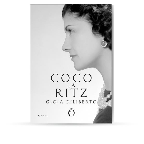 Un roman palpitant s&806;i complex despre mereu enigmatica Coco Chanel i&770;n anii celui de-Al Doilea Ra&774;zboi Mondial Des&806;i numele ei este sinonim cu elegant&806;a s&806;i moda celebra Coco Chanel avea o personalitate complicata&774; umbrita&774; de o parte i&770;ntunecata&774; La sfa&770;rs&806;itul lui august 1944 a fost arestata&774; i&770;n apartamentul ei din Hotelul Ritz din Paris s&806;i dusa&774; pentru a fi interogata&774; i&770;ntr-un loc 