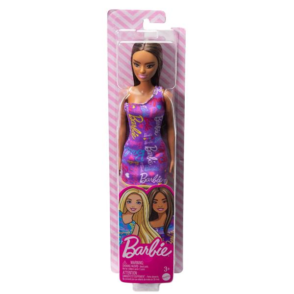 Papusa Barbie este mereu la moda cu tinute cool cu printuri deoasebite si cei mai fabulosi pantofi Stilul papusilor Barbie iese in evidenta oricand si oriunde Papusa Barbie este pregatita pentru o noua poveste avand tot timpul o tinuta potrivita Cu Barbie poti fi orice iti doresti Include papusa Barbie cu o tinuta si pantofi Include o papusa Barbie cu parul saten cu rochita mov iar in picioare poarta o pereche de sandale mov