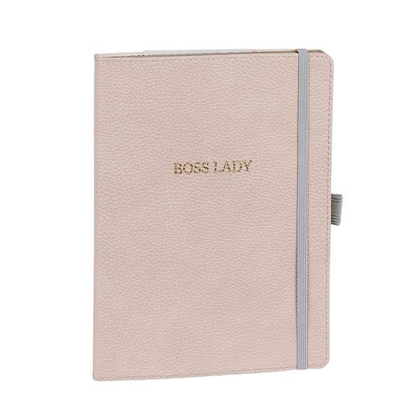 Agenda A5 cu coperti din piele ecologica roz cu inscriptia Boss Lady Artebene A220830