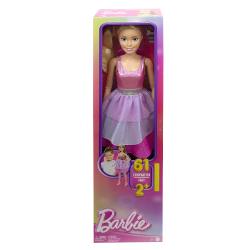 Aceasta papusa Barbie mare care poate fi pozata are acelasi farmec Barbie pe care copiii il cunosc si il iubesc La urma urmeio dimensiune mai mare a papusii Barbie inseamna si mai multa distractie Ea se mandreste cu o rochie roz stralucitoare accentuata de o curea argintie un colier si doua accesorii cu agrafe de par Papusa nu poate sta singura Rochia ei eleganta si accesoriile pregatesc scena pentru povestiri fie ca merge la o zi de nastere la o petrecere de ceai sau la o serata 