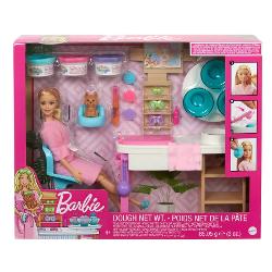 Barbie stie ca cel mai bun mod de a arata bine este un rasfat la salonul spa Setul de joaca - O zi la salonul de spa ne prezinta modalitatea ei preferata de a se relaxa Setul include papusa Barbie o figurina catelus dar si accesorii tematice pentru salonul spa Poti realiza masti diferite pentru Barbie si 