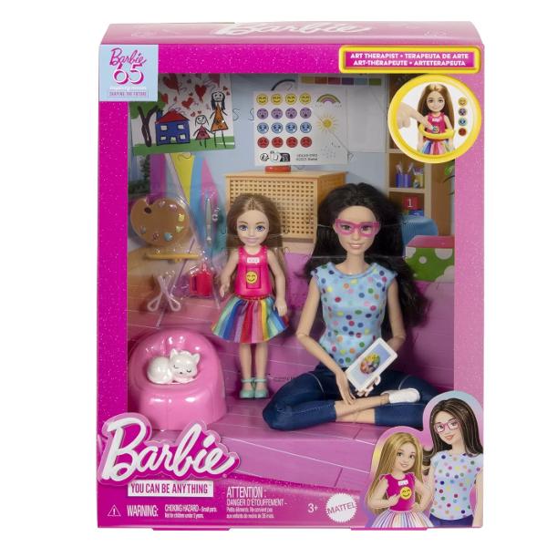 Va prezentam minunatul set Papusa Barbie You can be Anything Terapeut in Arta Acest set de jocuri pentru terapie prin arta le ofera copiilor posibilitatea de a crea diverse moduri distractive de joc Setul tematic include papusa terapeut Barbie si o papusa pacienta care are o caracteristica unica - copiii pot roti emoji-ul de pe camasa papusii mici pentru a-si exprima emotia Setul vine cu un total de 10 accesorii printre care un pisoi adorabil rechizite de arta si autocolante pentru 