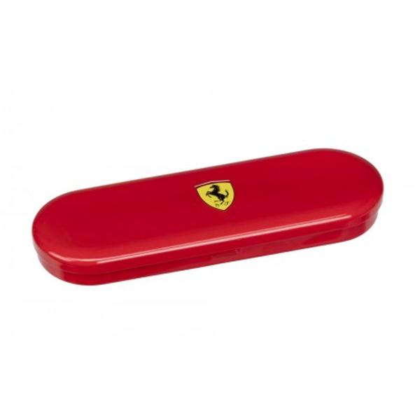 Pixul Ferrari Monza roller este un instrument de scris elegant de culoare rosie marca Ferrari Pixul este metalic de culoare rosie si cateva insertii metalice La baza capacului este scris cu negru Scuderia Ferrari pe un cerculet metalic Pe baza metalica de prindere pixul are si logo-ul Ferrari atasat Fiind un produs original logo-ul nu se poate pierde Prancing Horse simbolul celebrului Ferrari este un cal cabrat negru pe fond galben de obicei cu literele SF 
