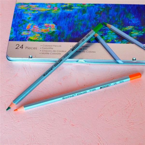 Creioane colorate in caseta de metal Set 24 culori Diametru grif 32mm  Nu sunt recomandate copiilor cu virsta sub 3 ani 