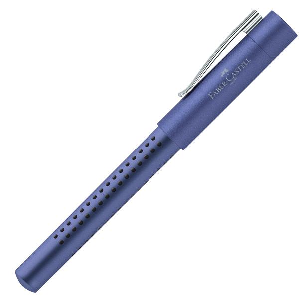 Stilou metalizat albastruZona antialunecare Grip patentata cu puncte mici de masajPenita otel cu varf de iridiun pentru un scris confortabilClip flexibl din metalAlimentare cartuse mici standard