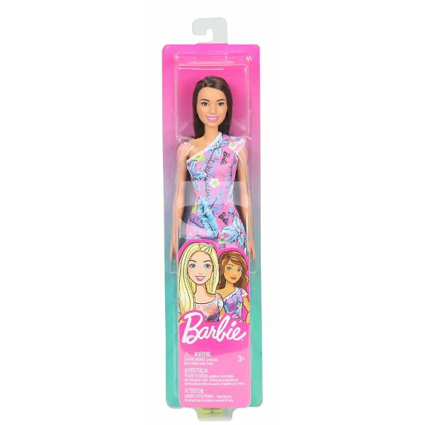 Papusa Barbie este mereu la moda cu tinute cool cu printuri deoasebite si cei mai fabulosi pantofi Stilul papusilor Barbie iese in evidenta oricand si oriunde Papusa Barbie este pregatita pentru o noua poveste avand tot timpul o tinuta potrivita Cu Barbie poti fi orice iti doresti Include papusa Barbie cu o tinuta si pantofiAtentieContraindicat copiilor mai mici de 3 aniJucariaprodusul poate contine piese mici care se pot inghiti 