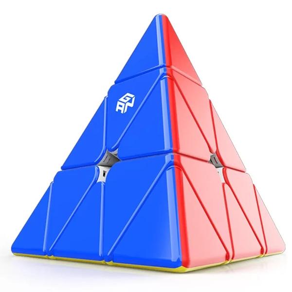 Seria de caracteristici surprinzatoare continua GAN face din cuberi speedcuberi Alegand produsele GAN alegi cel mai de succes brand de cuburi din lume Cu doar 65 g GAN Pyraminx este cel mai usor puzzle piramidal de pe piata Acest cub este primul pyraminx dotat cu noul sistem de pozitionare core-edge Acesta prezinta design de fagure de miere ce fac mai usoare rotirile mai line si mai confortabile Versiunea Standard a acestui cub este versiunea de baza Acest cub prezinta piulite GES 