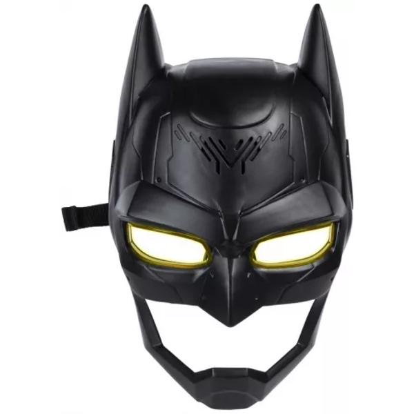 Vrei sa emiti sunete ca un super-erou Alatura arsenalului tau masca Batman Masca care schimba voce Pune-o pe cap si sperie inamicul cu ochi care stralucesc si cu 15 sunete diferite de lupta Este suficient de apasat butonul din partea laterala a mastii Datorita modulatorului de vorbire incorporat tot ce spui va fi spus cu vocea lui Batman insusi Intr-o clipa te poti simti ca 