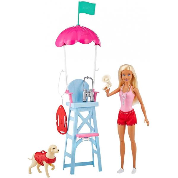 Copiii se pot distra in mai multe moduri cand se joaca cu setul sport de la Barbie® Copiii vor adora posibilitatile nenumarate de exprimare creativa si distractie cu povesti Fiecare se vinde separat in limita stocului disponibil Papusile nu isi pot mentine pozitia fara sprijin Culorile si decoratiunile pot varia Pentru varsta de 3 ani si peste Exploreaza cum este sa veghezi asupra inotatorilor si ajuta la mentinerea oamenilor in siguranta cu setul de joc Barbie Lifeguard Purtand 