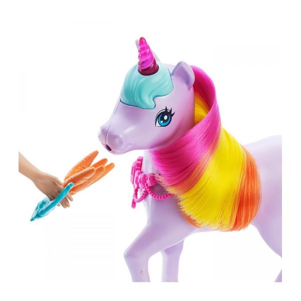 Acest set de joaca Barbie Dreamtopia incurajeaza joaca de-a ingrijitul si distractie de basm cu papusa printesa Barbie animalul sau de companie unicorn si schimbare magica a culorii Inspirat de nori si curcubeie grajdul fantastic este locul perfect in care papusa Barbie® sa isi ingrijeasca unicornul Umpleti sticla cu apa puneti bebelusul unicorn pe olita si ajutati-o pe papusa Barbie sa-si hraneasca animalul de companie Cand unicornul &bdquoisi face nevoile&rdquo culoarea 