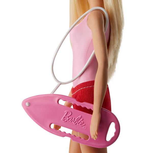Papusile din colectia Barbie Cariere ii inspira pe copii sa aiba visuri marete si teluri inalte Papusa poarta tinuta potrivita pentru profesia pe care o reprezinta Scufundati-va in apa cu ajutorul lui Barbie salvamar Barbie tot timpul este dispusa sa ajute Creeaza povesti nelimitate cu aceste papusi Barbie diverse cariere