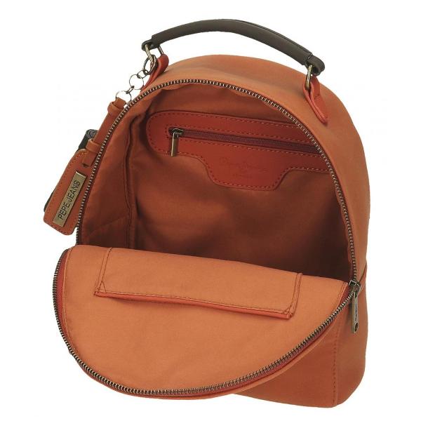 Rucsac dama cu bretele ajustabile pentru o purtare confortabila dimensiune 21x25x11 cm material piele ecologica 1 compartiment capacitate 5 litri culoare maro rucsacul are ca accesoriu un breloc care completeaza designul maner superior stil casual rucsacul poate fi transportata in mana de maner sau in spate cu ajutorul bretelelor inchidere cu fermoar 2 buzunare interioare pentru depozitare accesorii si gadgeturiTip compartimentare rucsac 1 compartiment cu fermoar 2 