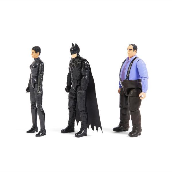 Pachetul de 3 figurine Batman este un must have pentru fanii Batman Are tot ce ai nevoie pentru a-ti transforma visele Batman in realitate Extinde-ti colectia Batman cu figurine Batman Selina Kyle Pinguinul de 10cm Opreste-l pe Pinguin sa preia Gotham City luptandu-te cu el folosind figurina exclusiva de actiune Batman Îmbracati-va figurinele cu cele 3 accesorii incluse pentru a va da viata aventurilor BatmanPachetul de 3 Batman contine cele mai bune figurine de 