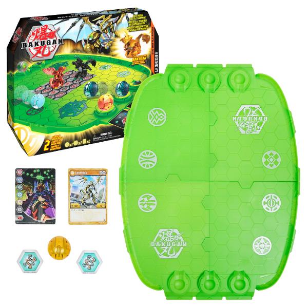 Du-ti jocul la nivelul urmator cu arena de batalie Bakugan Aceasta arena este modalitatea suprema de a te ciorovai cu prietenii tai Cu o grila hexagonala plasata deja pe tabla asezarea de BakuCores incluse n-a fost niciodata mai rapida Înfrunta un adversar si rostogoleste-ti noul Bakugan exclusiv inclus pentru inceperea de Baku-Action Barele de protectie incluse in arena de batalie asigura ca mingile tale sa ramana mereu in joc Fiorul bataliei planetei prinde viata in arena de 