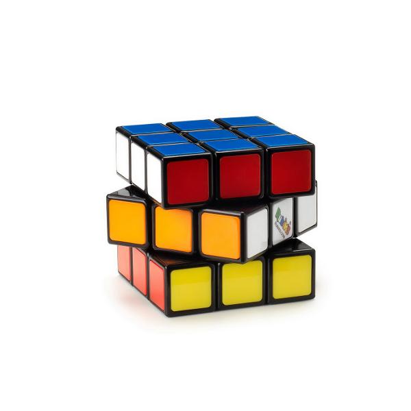 Cubul Rubik este versiunea 3x3 a celebrului cub Rubik Cubul lui Rubik este un joc problema de tip puzzle Clasicul pentru strategii este un cub truc pentru promovarea gandirii spatiale Scopul jocului este de a aduce cubul in pozitia sa de baza Adica culorile laturilor trebuie sa ofere o culoare uniforma Un mecanism de pivoti permite rotirea independenta a fiecarei fete si astfel amestecarea culorilorPentru rezolvarea jocului fiecare fata trebuie sa aiba o singura culoare