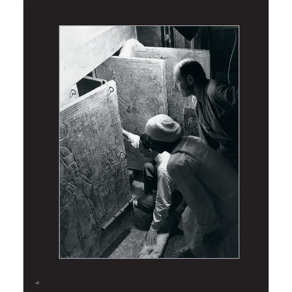 O carte-album de colectie cu cele mai importante 100 de fotografii din istoria lumii si descrierea istoriei acestoraMomente m&259;re&539;e din istorie imortalizate &238;n 100 de fotografiiDe la deschiderea morm&226;ntului faraonului Tutankhamon la primul zbor al fra&539;ilor Wright de la ciuperca atomic&259; din Nagasaki la prima aterizare pe lun&259; cele 100 de fotografii marcheaz&259; momentele cele mai impactante din istoria omenirii Acestea ne reamintesc nu numai c&259; 