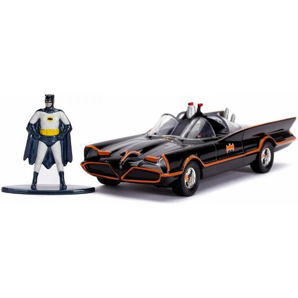 Masinuta de metal din seria Batman 1966  figurina Batman din metal Scara 132 Versiunea 1966 a Batmobile este de departe cea mai populara versiune Caroseria orificiile de admisie ale aerului armele vopseaua anvelopele si multe alte detalii au fost realizate dupa modelul original Usile pot fi deschise Setul include si o figura detaliata a modelului din zinc turnat sub presiune