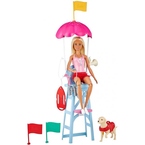 Copiii se pot distra in mai multe moduri cand se joaca cu setul sport de la Barbie® Copiii vor adora posibilitatile nenumarate de exprimare creativa si distractie cu povesti Fiecare se vinde separat in limita stocului disponibil Papusile nu isi pot mentine pozitia fara sprijin Culorile si decoratiunile pot varia Pentru varsta de 3 ani si peste Exploreaza cum este sa veghezi asupra inotatorilor si ajuta la mentinerea oamenilor in siguranta cu setul de joc Barbie Lifeguard Purtand 