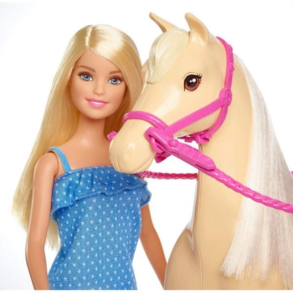 Papusa Barbie este pregatita de noi aventuri cu acest calut Incepe noi sedinte de echitatie sau porneste la trap intr-o mica aventura impreuna cu Barbie si calutul ei Calul este echipat cu sa si capastru detasabil iar Barbie poarta un costum de echitatie casual Celor mici le va placea sa calareasca impreuna cu acesti doi prieteni si sa descopere lumea deoarece cu Barbie poti fi orice iti doresti