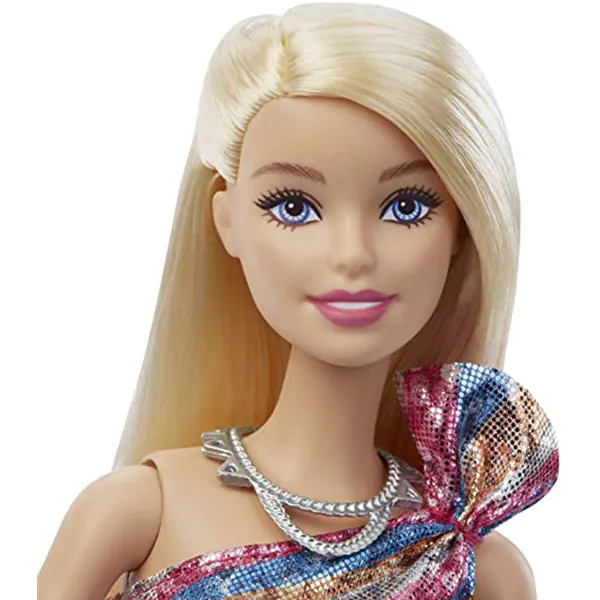 Imaginatiile pot retrai un moment magnific pe scena cu papusa „Malibu” Barbie in tinuta sa distinctiva de spectacol din Barbie Aventuri la New York Gata pentru lumina reflectoarelorCand copiii ridica microfonul papusii Barbie la gura ei muzica va suna rochia ei se va lumina iar ea va „canta” una dintre cele doua melodii originale Cand bratul 