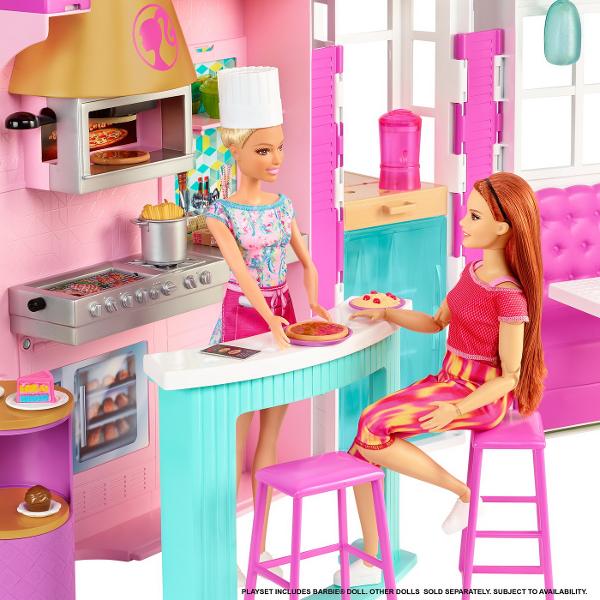 Micii pasionati de gatit pot servi o multime de distractii cu povesti cu papusa si setul de joaca Barbie Cook ‘n Grill Restaurant Cu un design colorat si modern sase zone de joaca si peste 30 de articole in total acest set inspirat de o cafenea aprinde la nesfarsit imaginatia Papusa Barbie este pregatita pentru o zi de munca si joaca purtand o rochie un sort roz adorabil si o palarie de bucatar Copiii o pot ajuta sa preia comenzile la fereastra pentru comenzi la pachet sau sa 
