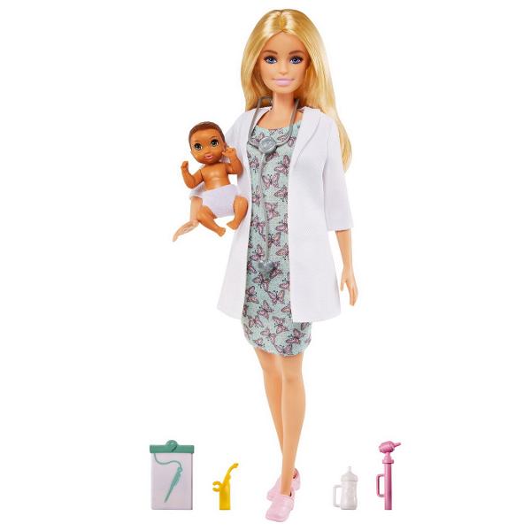 Explorati o lume de distractie cu ingrijire cu setul de joaca Barbie pediatru Cand se joaca cu Barbie o fata isi imagineaza tot ce ar putea deveni si daca iti place sa ai grija de bebelusi poti fi pediatru Setul de joaca include papusa Barbie pediatru 304 cm care poarta o rochie draguta cu model de fluturi si un halat alb de doctor si pacientul sau bebelus dragalas care poarta un scutec Setul de joc include de asemenea 6 accesorii pe unele dintre care papusa Barbie pediatru le 