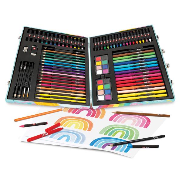Indiferent cate culori ai nu sunt niciodata suficiente pentru desenul tau in cutia de desen delux unicorn vei gasi 100 de accesorii pentru a iti picta desenele preferate si pentru a invata diferite tehnici Contine 14 culori pastelate 18 creioane cerate 16 pixuri 18 creioane colorate 12 foi de desen 2 creioane de desen 2 pensule pentru vopsea o radiera o ascutitoare de creioane si toate acestea intr-o cutie de desen cu maner pe care o poti transporta oriunde si usor