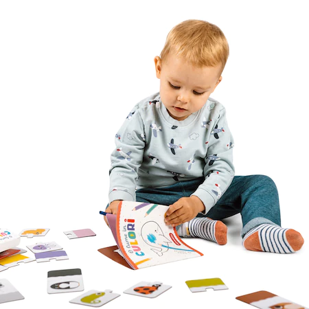 Aceasta cutie continand un joc puzzle si un caiet de colorat reprezinta setul ideal prin care cei mici pot invata culorile intr-un mod distractiv si educativ Culorile sunt prezentate cu ajutorul unor animalute dragute obiectivul fiind cautarea si formarea perechilor de puzzle un animal – o culoare in plus caietul de colorat le ofera copiilor posibilitatea de a colora simpaticele desene de pe cartonasele de puzzle in culorile dateBeneficiiDatorita 